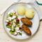 Kotleciki jajeczne, ziemniaki puree, sałata lodowa z rzodkiewką, ogórkiem i serem greckim